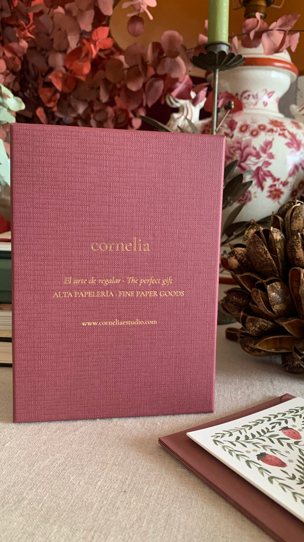 Set Papelería · Caja Burdeos Fresas