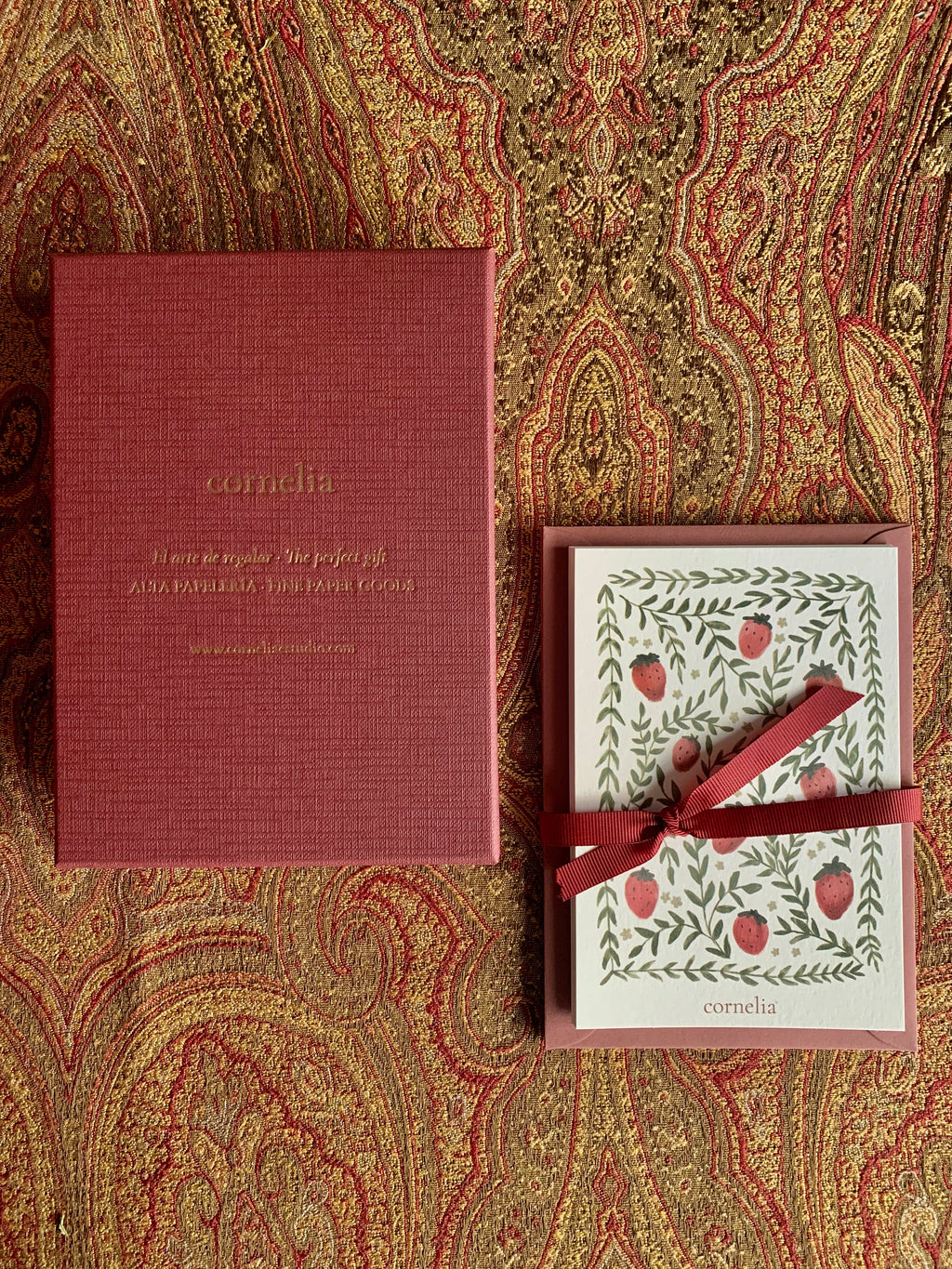 Set Papelería · Caja Burdeos Fresas